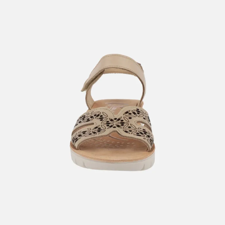 Sandalias confort troqueladas en piel beige con cierre de velcro