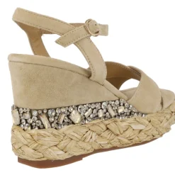 Sandalias de ante beige con plataforma de rafia y pedrería
