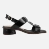 Sandalias de charol negro con adorno de botones cuadrados