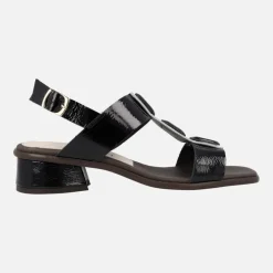 Sandalias de charol negro con adorno de botones cuadrados