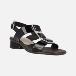 Sandalias de charol negro con adorno de botones cuadrados