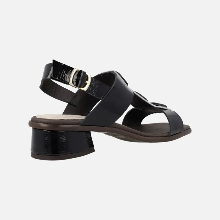 Sandalias de charol negro con adorno de botones cuadrados