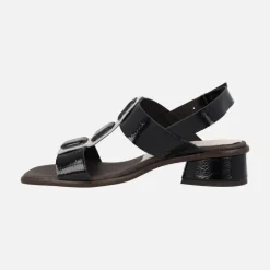 Sandalias de charol negro con adorno de botones cuadrados