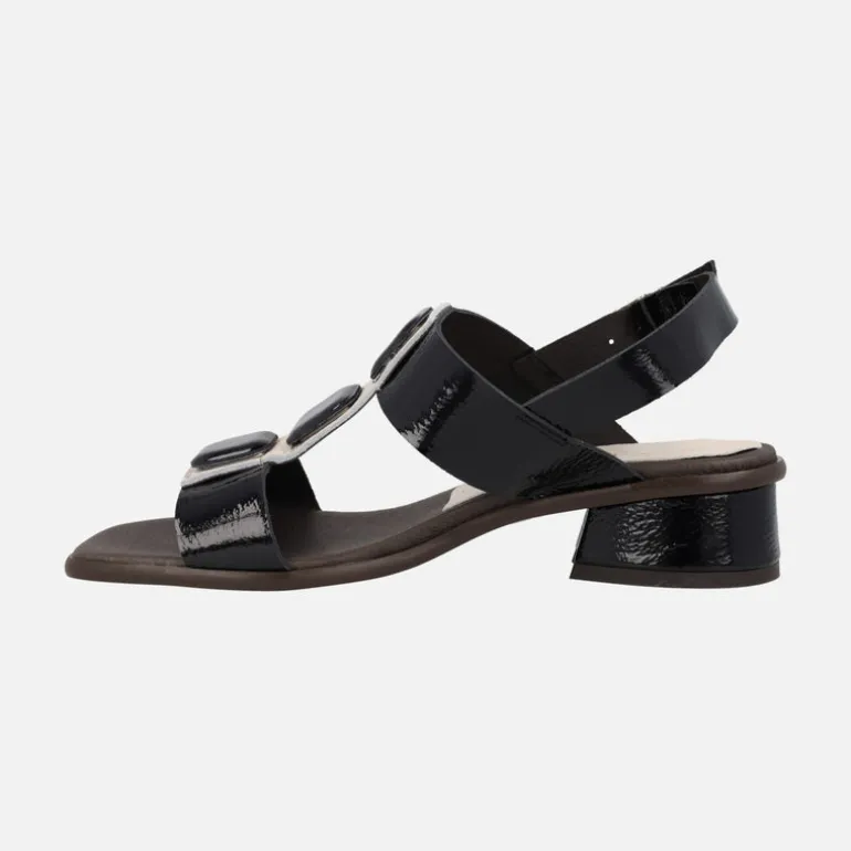 Sandalias de charol negro con adorno de botones cuadrados