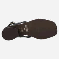 Sandalias de charol negro con adorno de botones cuadrados