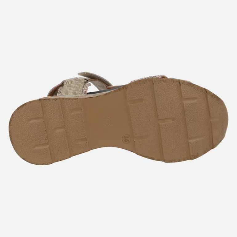 Sandalias de cuña en combinado platino con cierre de velcros