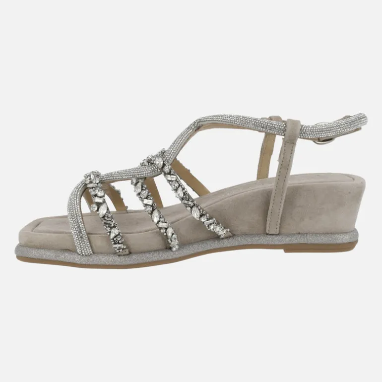 Sandalias de pedreria en combinado taupe con cuña media