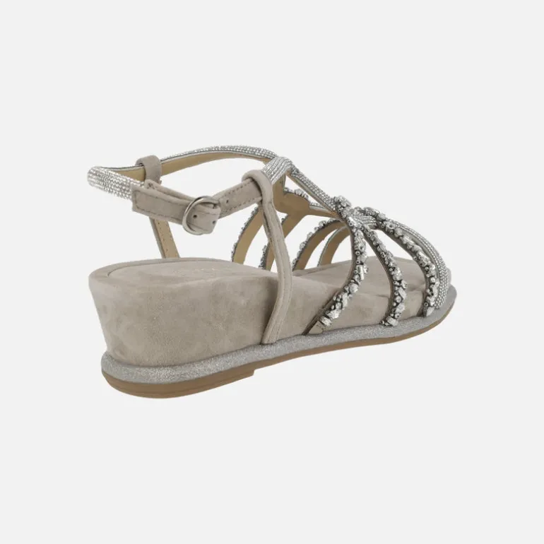 Sandalias de pedreria en combinado taupe con cuña media