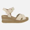 Sandalias de piel beige con tiras cruzadas y pulsera al tobillo