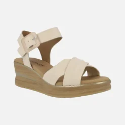 Sandalias de piel beige con tiras cruzadas y pulsera al tobillo