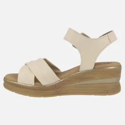 Sandalias de piel beige con tiras cruzadas y pulsera al tobillo