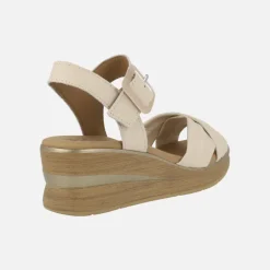 Sandalias de piel beige con tiras cruzadas y pulsera al tobillo