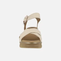 Sandalias de piel beige con tiras cruzadas y pulsera al tobillo