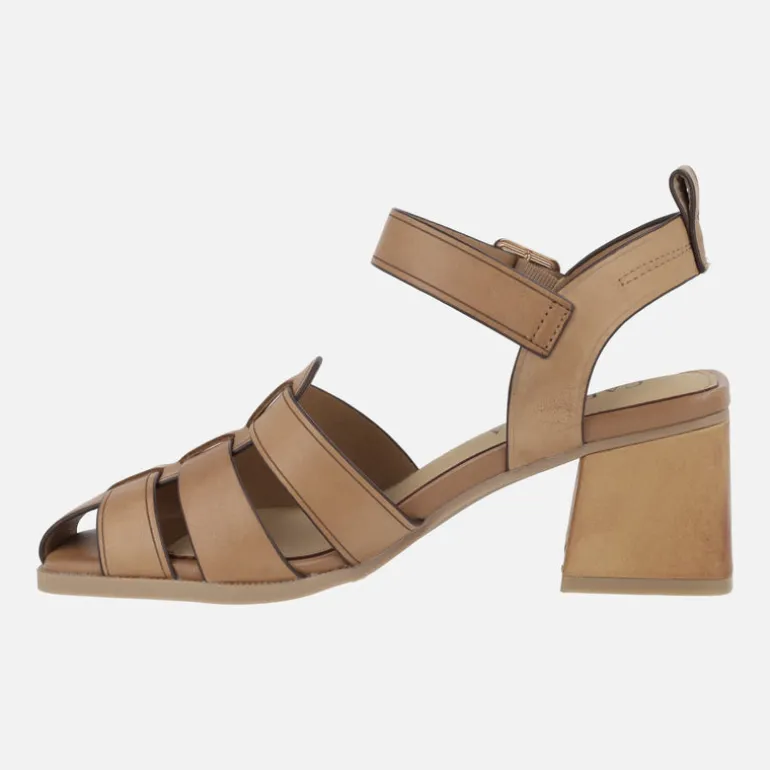 Sandalias de piel camel estilo cangrejeras con tacón