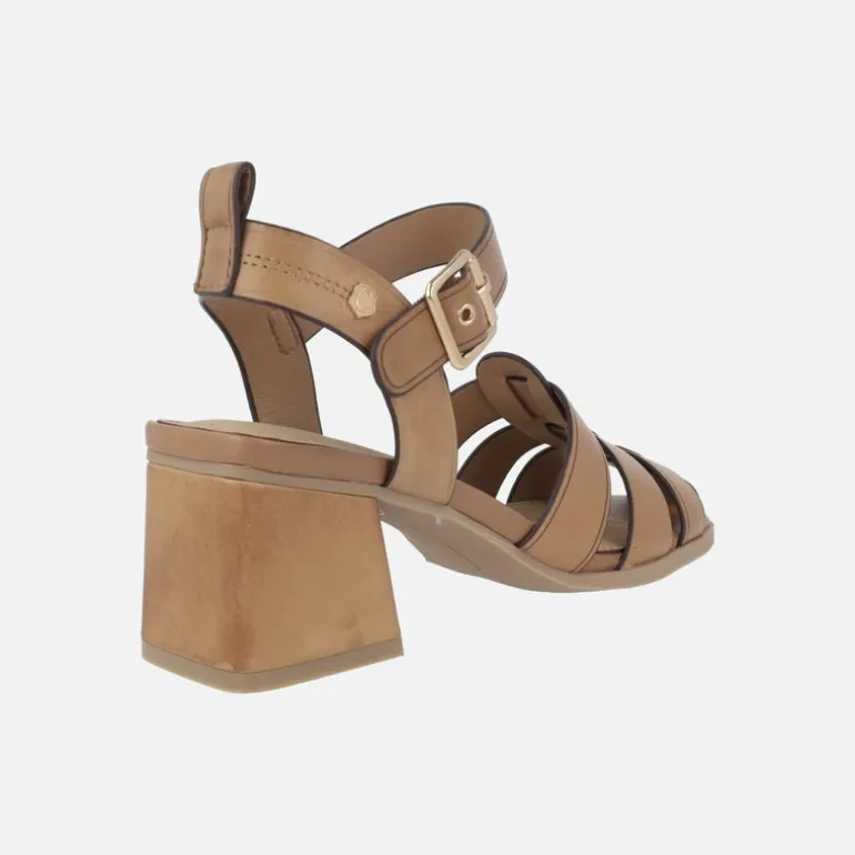 Sandalias de piel camel estilo cangrejeras con tacón