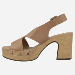 Sandalias de piel Cesena en color caramelo con detalle de tachas