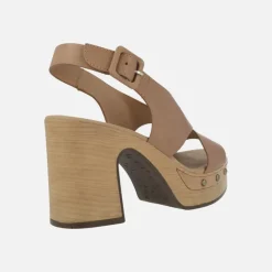 Sandalias de piel Cesena en color caramelo con detalle de tachas