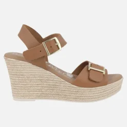 Sandalias de piel color cuero con cuña alta y hebillas