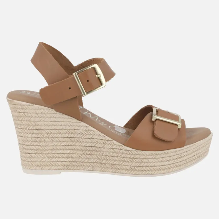 Sandalias de piel color cuero con cuña alta y hebillas
