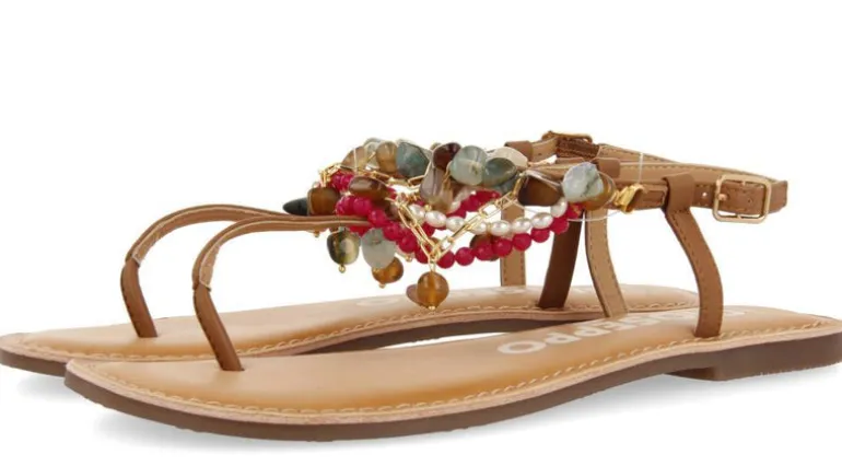 Sandalias de piel color cuero con pedrería Collan