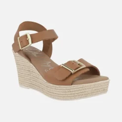 Sandalias de piel color cuero con cuña alta y hebillas