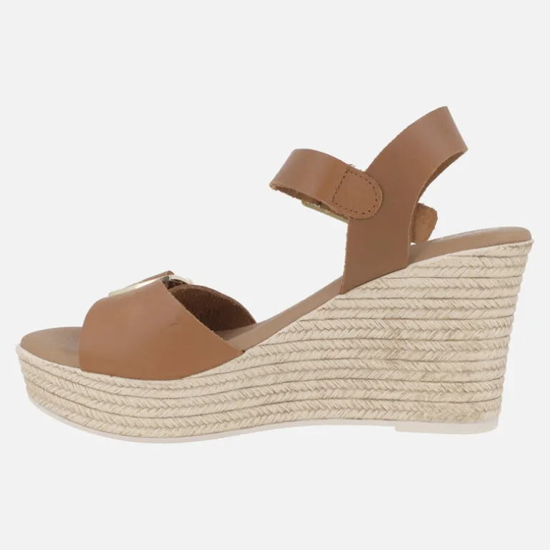 Sandalias de piel color cuero con cuña alta y hebillas
