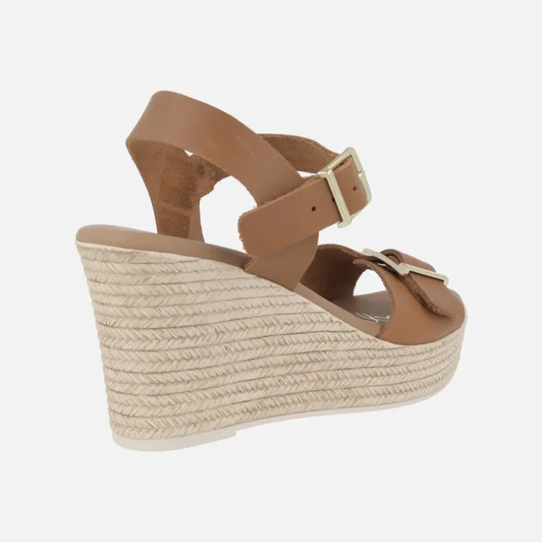 Sandalias de piel color cuero con cuña alta y hebillas