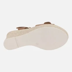Sandalias de piel color cuero con cuña alta y hebillas