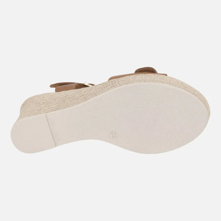 Sandalias de piel color cuero con cuña alta y hebillas