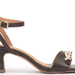 Sandalias de piel con adorno metálico y pulsera al tobillo