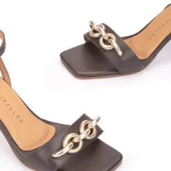 Sandalias de piel con adorno metálico y pulsera al tobillo