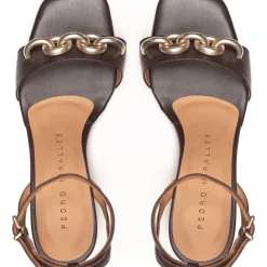 Sandalias de piel con adorno metálico y pulsera al tobillo