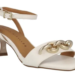Sandalias de piel con adorno metálico y pulsera al tobillo