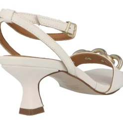 Sandalias de piel con adorno metálico y pulsera al tobillo