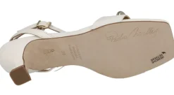 Sandalias de piel con adorno metálico y pulsera al tobillo