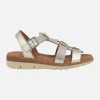 Sandalias de piel con cuña baja y cierre de hebilla