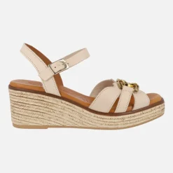 Sandalias de piel con cuña y adorno metálico