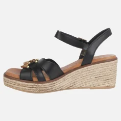 Sandalias de piel con cuña y adorno metálico
