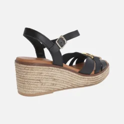 Sandalias de piel con cuña y adorno metálico