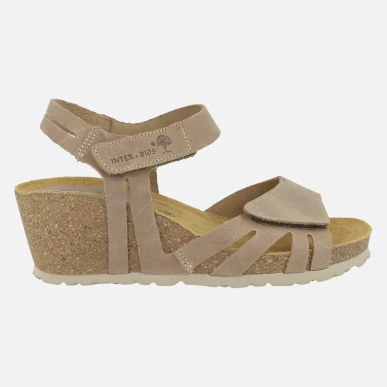 Sandalias de piel con cuña y cierre de velcros