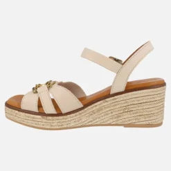 Sandalias de piel con cuña y adorno metálico