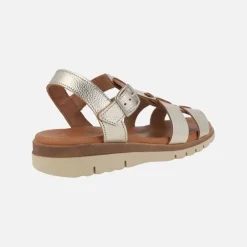 Sandalias de piel con cuña baja y cierre de hebilla