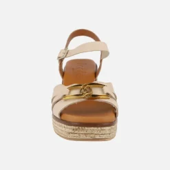 Sandalias de piel con cuña y adorno metálico