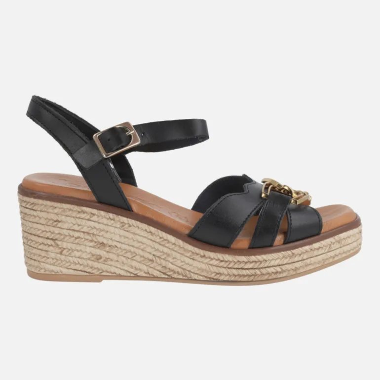 Sandalias de piel con cuña y adorno metálico