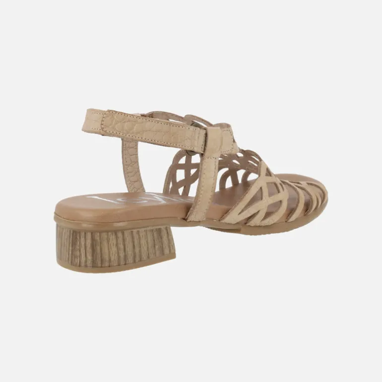 Sandalias de piel con detalle de troquelados y tacón bajo