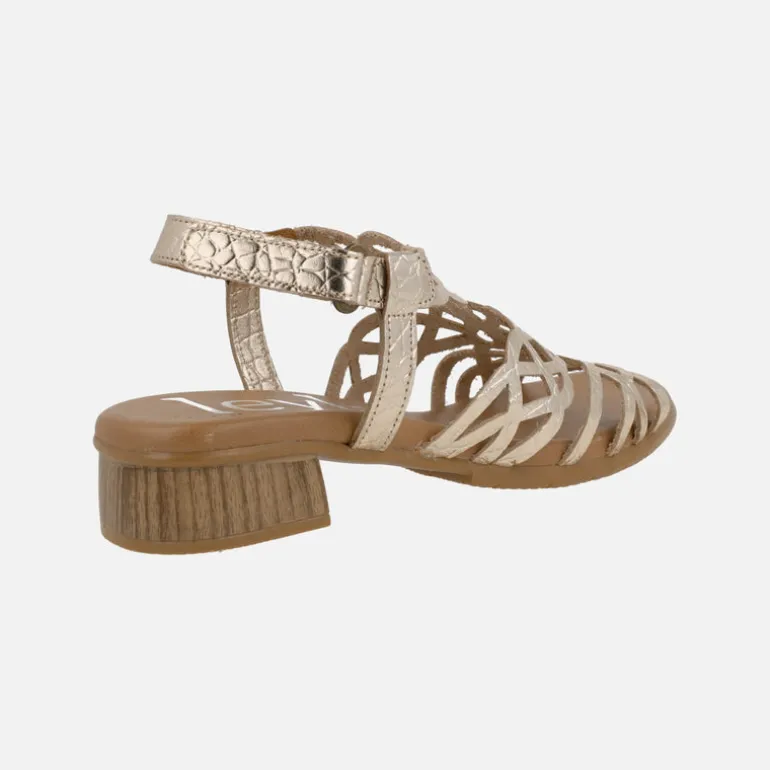 Sandalias de piel con detalle de troquelados y tacón bajo