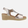 Sandalias de piel con elásticos laterales y cuña media