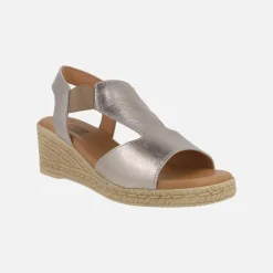 Sandalias de piel con elásticos laterales y cuña media