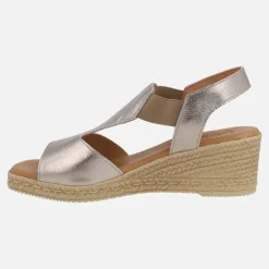 Sandalias de piel con elásticos laterales y cuña media