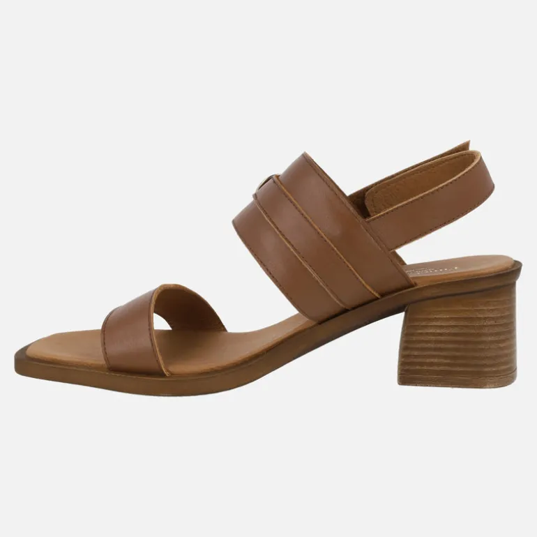 Sandalias de piel con hebilla decorativa y cierre de velcro